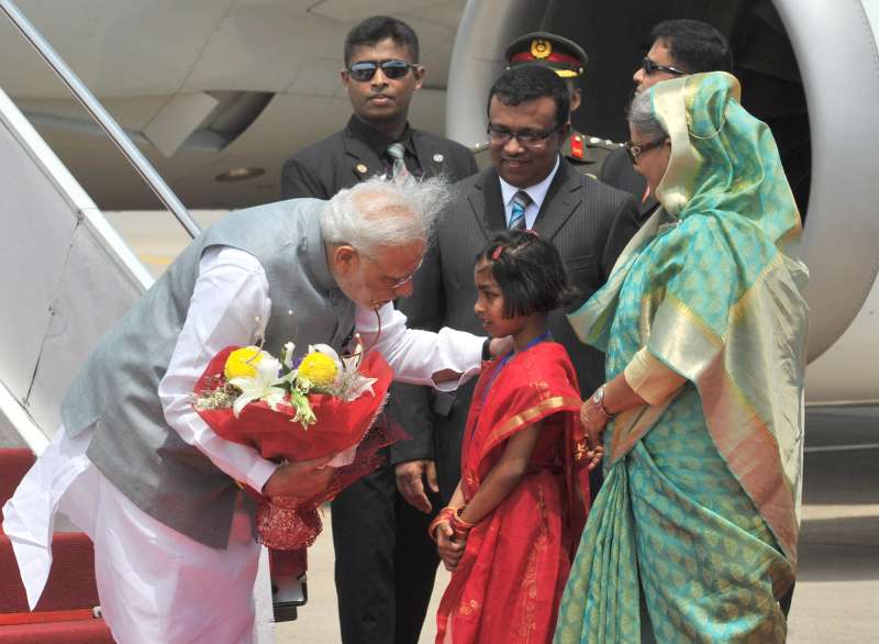 Prime Minister Narendra Modi being welcomed by the Prime Minister of Bangladesh, Sheikh Hasina on his arrival, in Hazrat Shahjalal Airport, Dhaka