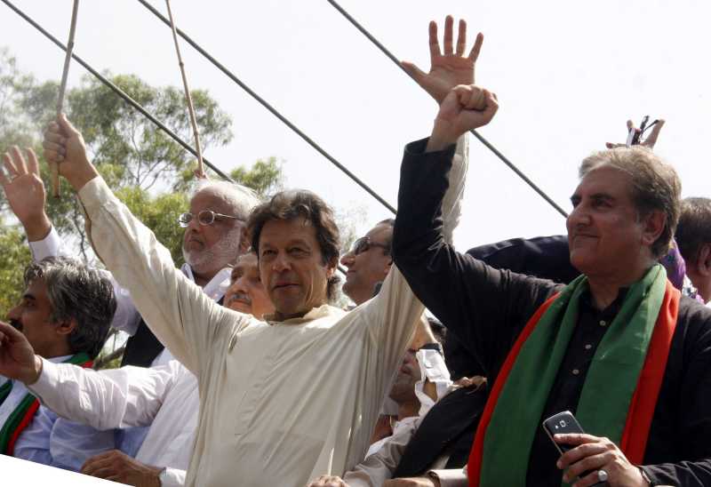 Pakistan senior opposition leader Imran Khan (L, front) gestures as he heads a protest march from Lahore to Islamabad against the government, in east Pakistan's Lahore on Aug. 14, 2014. Imran Khan, a former cricket icon, on Thursday started an anti-government march from the eastern city of Lahore. (Xinhua/Sajjad) ****Authorized by ytfs****