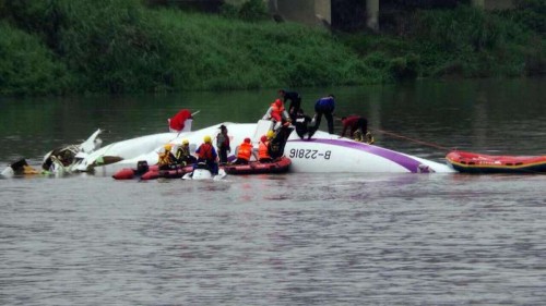 Rescuers work at the site of the plane accident in Taipei, southeast China's Taiwan, Feb. 4, 2015. A plane of the Taiwan TransAsia Airways came down into a Taipei river Wednesday, with more than 50 people on board, confirmed the civil aviation authorities of Taiwan. Contact with the ATR-72 Flight, scheduled from Taipei to Kinmen, lost at about 11 a.m. Then the plane was found in the river by the Nanhu Bridge. 