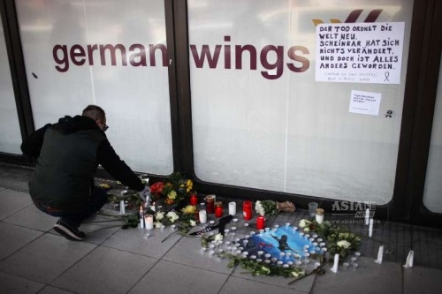 A man lights up candles to mourn victims of the crashed plane of Germanwings at the Tegel airport in Berlin, Germany, on March 25, 2015. An Airbus A320 of the German low-cost airline Germanwings with 150 people on board crashed on Tuesday in southern France, French authorities confirmed.