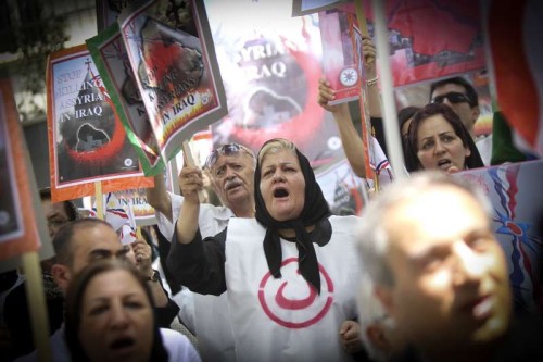 (140807) -- TEHRAN, Aug. 7, 2014 (Xinhua) -- Iranian Assyrians shout slogans during a protest against killings of Assyrians and other religious groups in Iraq by the Islamic State of Iraq and the Levant(ISIL) in front of the United Nations office in Tehran, Iran, on Aug. 7, 2014. (Xinhua/Ahmad Halabisaz)