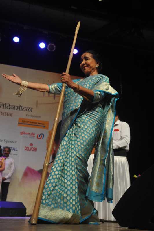 Singer Asha Bhosle during the 25th Master Dinanath Mangeshkar Awards in Mumbai on April 25, 2014. (Photo: IANS)