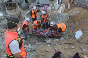 (140726) -- GAZA, July 26, 2014 (Xinhua) -- Rescue workers carry the body of a member of al-Najjar family, after removing it from under the rubble of their home following an Israeli air strike on Khan Yunis in the southern Gaza strip, on July 26, 2014. A 12-hour ceasefire entered into force between Israel and Hamas in the Gaza Strip from Saturday. (Xinhua/Khaled Omar)