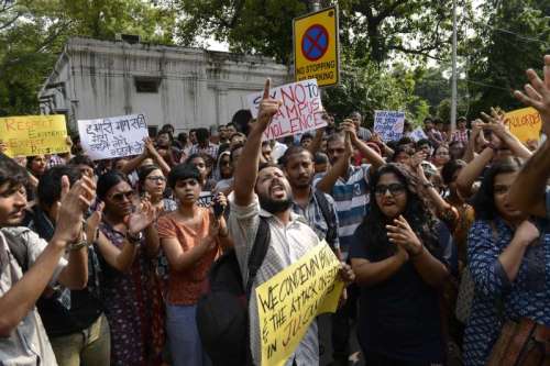 Activists of JNU students union protest against West Bengal government and sexual violence at Kolkata's Jadavpur University in front of Banga Bhavan in New Delhi on Sept. 20, 2014. (Photo: IANS)