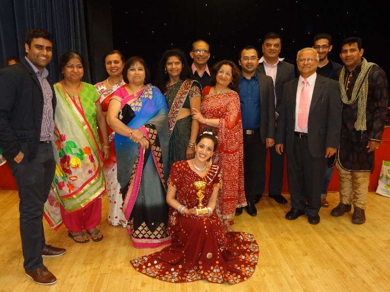 Dancer Ria Munshi with well-wishers from Indian community