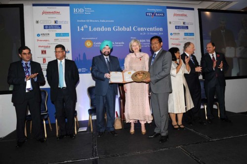 Mr Girish Radhakrishnan, CEO, New India Assurance accepting the Golden Peacock award on behalf of Mr G Srinivasan from Theresa May, British Home Secretary, and IOD India President Lt.Gem. JS Ahluwalia