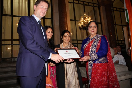 Dame Asha receives Dadabhai Naoroji Award from Deputy Prime Minister Nick Clegg as Indian Minister Sushma Swaraj and Priti Patel look on 