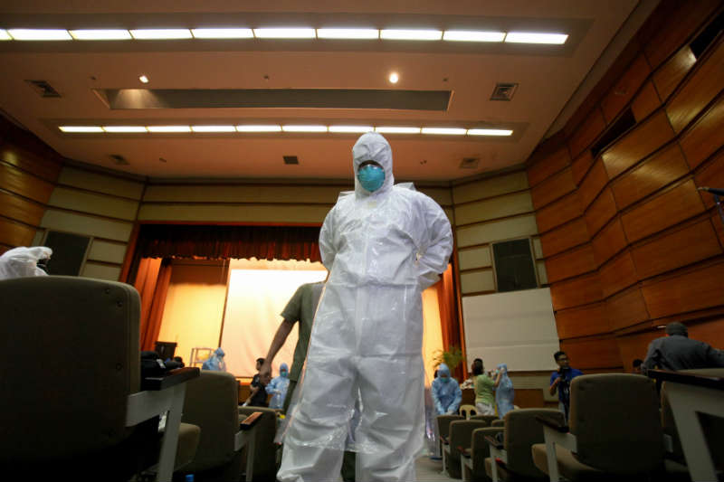  A health worker puts on a protective suit during a training on handling Ebola Virus Disease (EVD) patients inside the Research Institute for Tropical Medicine (RITM) in Muntinlupa City, the Philippines. 