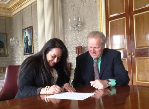 Dr Jyotsna Suri, President, FICCI signs the agreement in the presence of Lord Jonathan Marland of Odstock, Chairman, Commonwealth Enterprise and Investment Council   