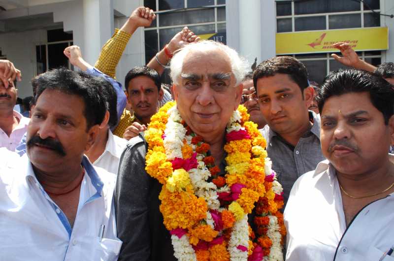 Senior BJP leader Jaswant Singh with supporters in Jodhpur 