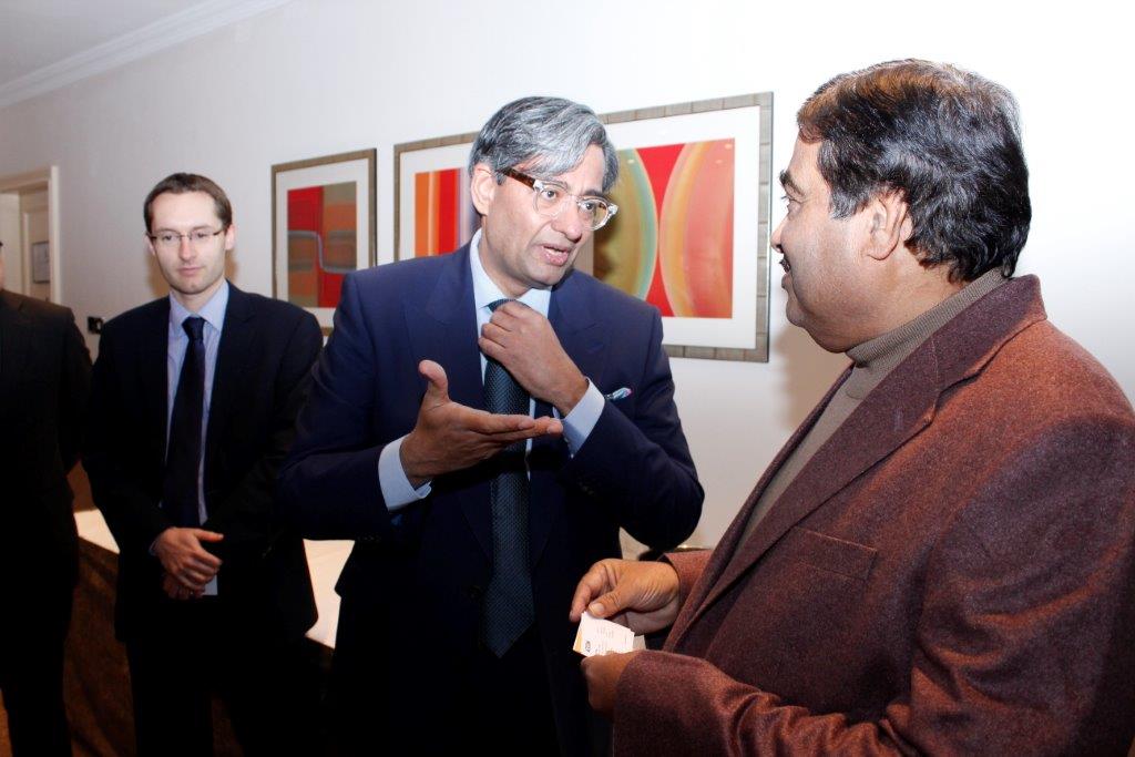 Gadkari interacting with participants at UKIBC Investors’ Dinner 