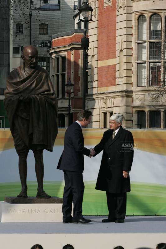 Gopalkrishna Gandhi  with British Prime Minister David Cameron . Pic: Arun Jacob Thomas/Asian Lite 