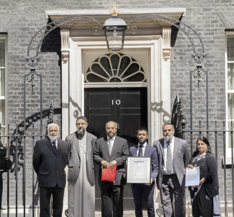 Mr Keith Vaz MP leads a delegation to present the Peace Flag to No 10