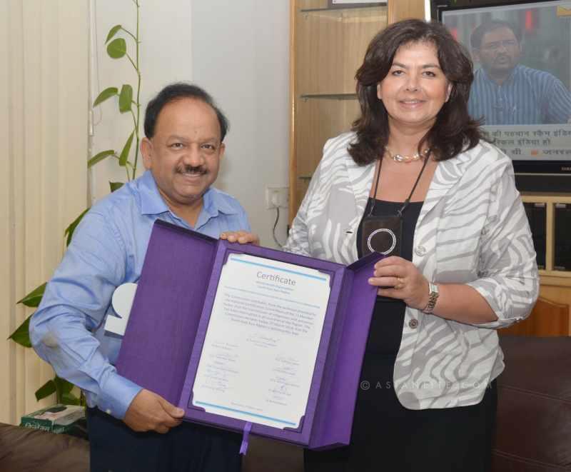 The WHO Representative to India, Dr. Nata Menabde hands over India’s polio-free certification to the Union Minister for Health and Family Welfare, Dr. Harsh Vardhan, in New Delhi 