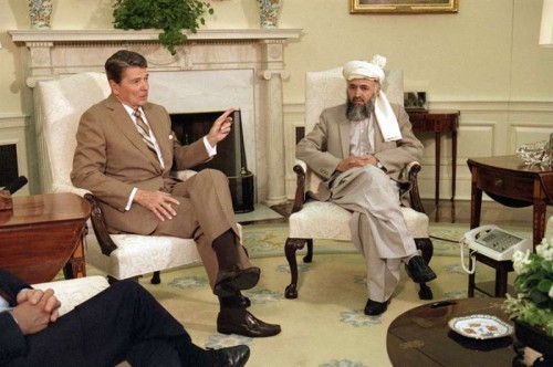 Ronald Regan with Jalaluddin Haqqani in the White House in 1985