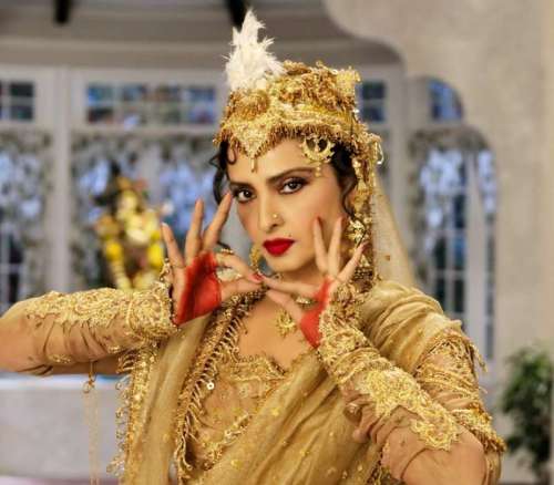 Rekha grooves on Madhubala's "Pyaar kiya toh darna kya" track from film "Mughal-e-Azam"