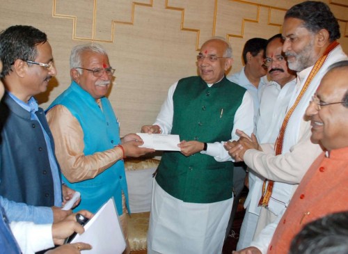 Chandigarh: BJP leaders Venkaiah Naidu, Dr. Dinesh Sharma and Ram Bilas Sharma with Haryana Governor Kaptan Singh Solanki and leader of BJP Legislative Party in Haryana, Manohar Lal Khattar at Raj Bhavan in Chandigarh, on Oct.21, 2014. 