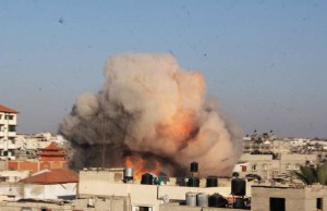 Photo taken on Aug. 26, 2014 shows an explosion caused by missile from an Israeli airstrike targeted the house of Palestinian senior Islamic Jihad leader Nafez Azzam in the southern Gaza Strip City of Rafah. A ceasefire came into effect on Tuesday at 7:00 a.m. (0400 GMT), after an agreement, brokered by Egypt, reached between Israel and the Palestinian factions, including Hamas movement. (Xinhua/Khaled Omar)