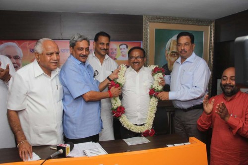  Former CM Of Goa Manohar Parrikar along with BJP Goa observer BS Yeddyurappa and BJP General Secretary Rajiv Pratap Rudy garlanding new CM of Goa Laxmikant Parsekar at BJP office in Panaji on Nov. 8, 2014. 