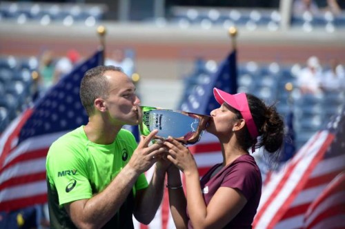 (140906) -- NEW YORK, Sept. 6, 2014 (Xinhua) -- Sania Mirza of India (R) and Bruo Soares of Brazil kiss the trophy during the awarding ceremony after their Mixed Doubles Final match against Abigail Spears of the United States and Santiago Gonzalez of Mexico at the 2014 U.S. Open in New York, the United States, Sept. 5, 2014. Mirza and Soares won the championship 2-1. (Xinhua/Yin Bogu)