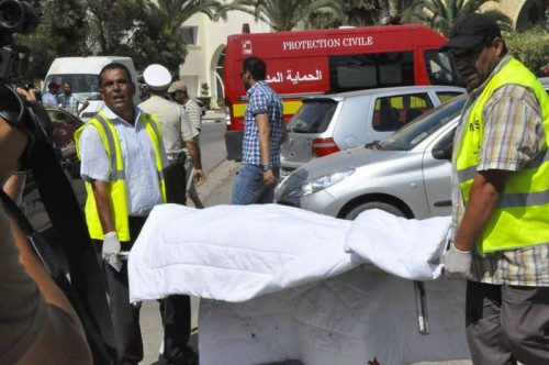 Rescuers carry a victim's body at the attack site in Sousse, Tunisia, June 26, 2015. The victim toll grew to 37 killed, 36 injured including 3 in critical situation, in deadly hotel attack in Tunisia's Sousse