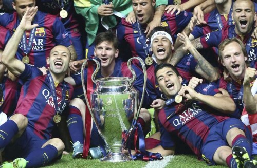 : FC Barcelona's players celebrate with the trophy after winning the UEFA Champions League final soccer match between Juventus FC and FC Barcelona at Olympic Stadium in Berlin, Germany, 06 June 2015.