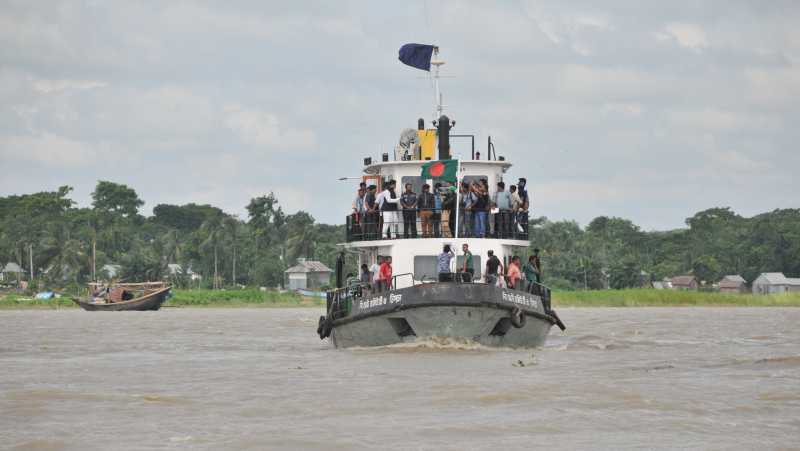 Bangladeshi rescuers search the location after a ferry accident on the Padma River in Munshiganj district, some 37 km from capital Dhaka, Bangladesh, Aug. 4, 2014. A search operation is underway after a ferry carrying some 200 passengers sank on Monday in the middle of a river in Bangladesh's central Munshiganj district, police said. (Xinhua)