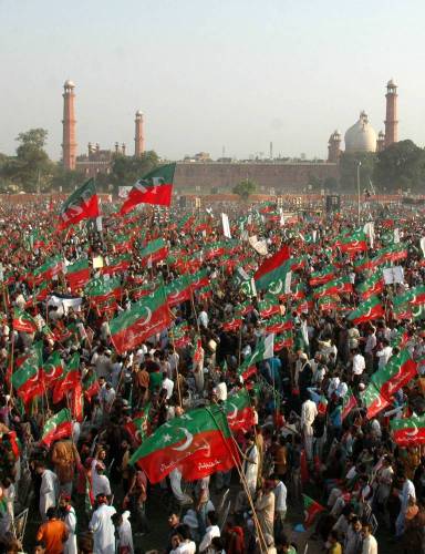 (140928) -- LAHORE, Sept. 28, 2014 (Xinhua) -- Supporters of opposition leader Imran Khan gathered at an anti-government protest in eastern Pakistan's Lahore on Sept. 28, 2014. Supporters of Pakistan's two opposition leaders, Imran Khan of Pakistan Tehrik-e-Insaf and Tahir ul Qadri of Pakistan Wami Tehrik attended the sit-in protest in Islamabad, demanding resignation of Prime Minister Nawaz Sharif and fresh polls.(Xinhua/Sajjad)