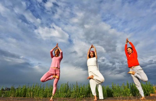  People practice yoga at Zhangye wetland reserve in Zhangye, northwest China's Gansu Province, June 7, 2015. 