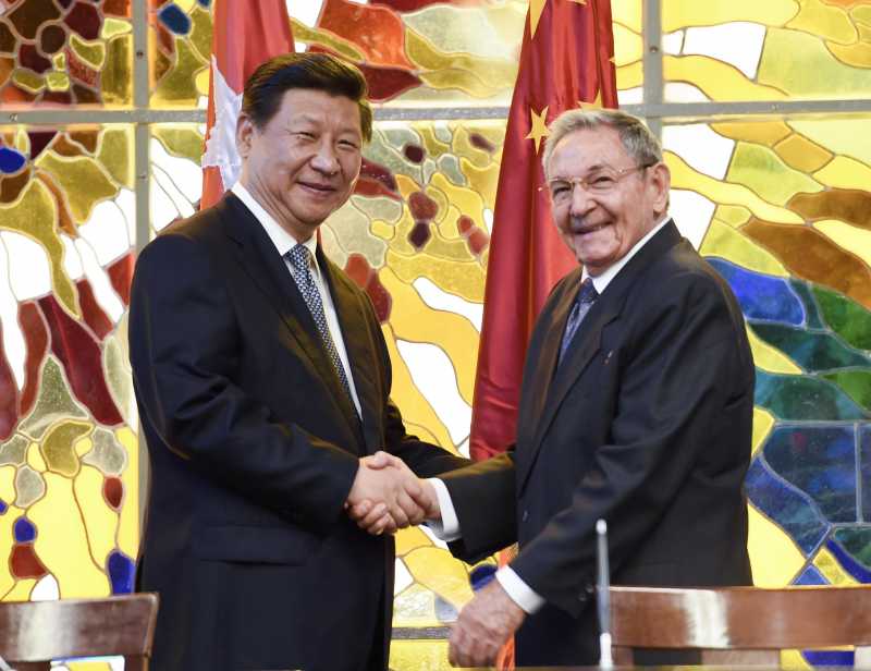 Chinese President Xi Jinping (L) and Cuban President Raul Castro attend a signing ceremony for bilateral documents in Havana, capital of Cuba, July 22, 2014.