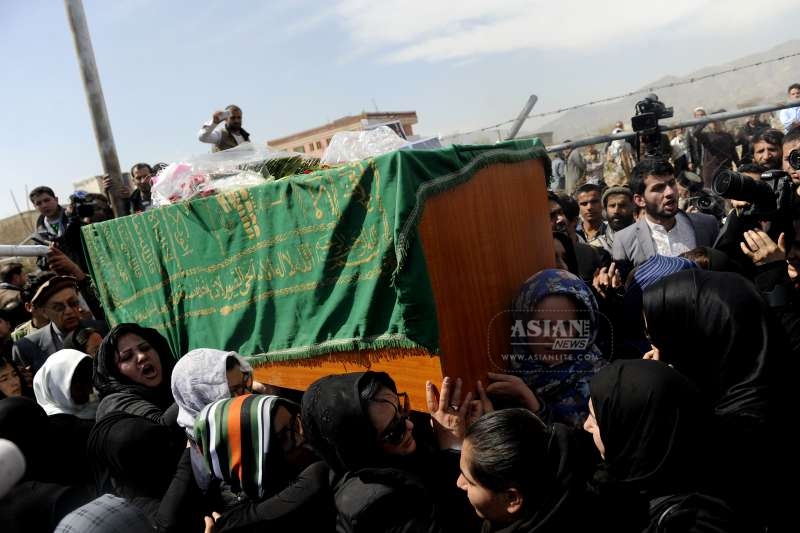 Afghan civil society activists shout slogans to condemn the killing of an Afghan woman Farkhunda during her funeral ceremony in Kabul, Afghanistan