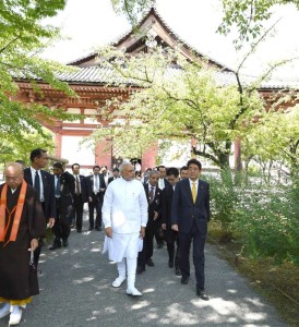 Prime Minister Narendra Modi and his Japanese counterpart Shinzo Abe visit Toji temple, in Kyoto, Japan on August 31, 2014. (Photo: IANS/PIB)