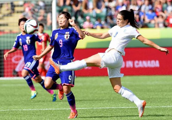 Nahomi Kawasumi (L) of Japan vies with Claire Rafferty of England during the semifinal at the 2015 FIFA Women's World Cup in Edmonton, Canada, July 1, 2015. Japan won 2-1 and was qualified for the final.