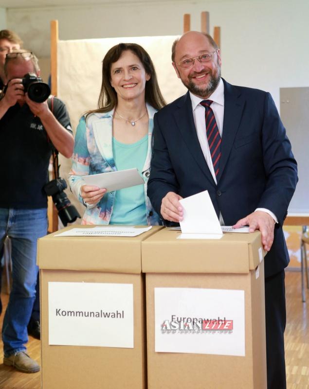  Current President of the European Parliament (EP) and Party of European Socialists' (PES) candidate for the European election Martin Schulz (R) and his wife Inge cast their votes in Wuerselen near Aachen Germany