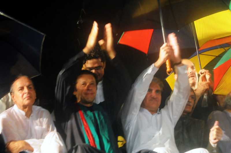 -- Pakistani cricketer-turned-politician Imran Khan (2nd L) gestures during a protest rally against the country's Pakistan Muslim League-Nawaz-led government in Islamabad, capital of Pakistan, Aug. 16, 2014. Senior Pakistani political leader Imran Khan on Saturday demanded Prime Minister Nawaz Sharif resign and new elections be held as last year's polls were rigged. (Xinhua/Ahmad Kamal) ****Authorized by ytfs****