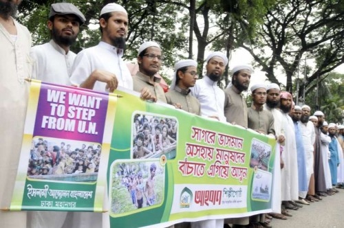 Bangladeshi Muslims demand in a protest for the safe return of migrants and refugees stranded on vessels in the Bay of Bengal and the Andaman Sea in Dhaka, Bangladesh, May 19, 2015. The UN related agencies on Tuesday issued a joint statement, strongly urging the leaders of Indonesia, Malaysia, and Thailand to protect migrants and refugees stranded on vessels in the Bay of Bengal and the Andaman Sea, to facilitate safe disembarkation, and to give priority to saving lives