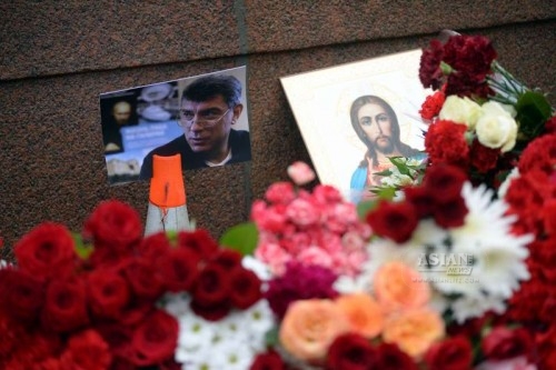 Flowers are laid on the site where Russian opposition leader and former deputy prime minister Boris Nemtsov was shot dead near the Red Square in Moscow Feb. 28, 2015. 