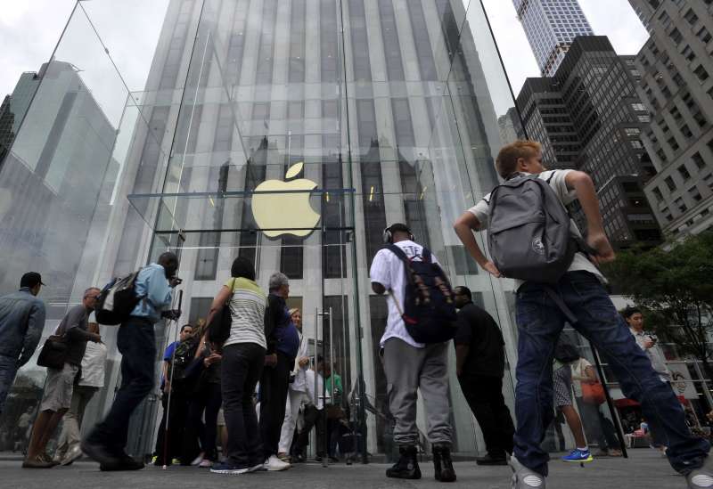 (140909) -- NEW YORK, Sept. 9, 2014 (Xinhua) -- People walk by the Apple Store on 5th Avenue in New York, the United States, on Sept. 9, 2014. Apple Co. introduced two new smart phones, known as iPhone 6 and iPhone 6 Plus, plus a smart watch on Tuesday. (Xinhua/Wang Lei)