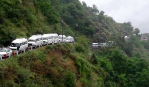 Devotees stranded in Chamoli district of Uttarakhand after Badrinath Yatra got suspended