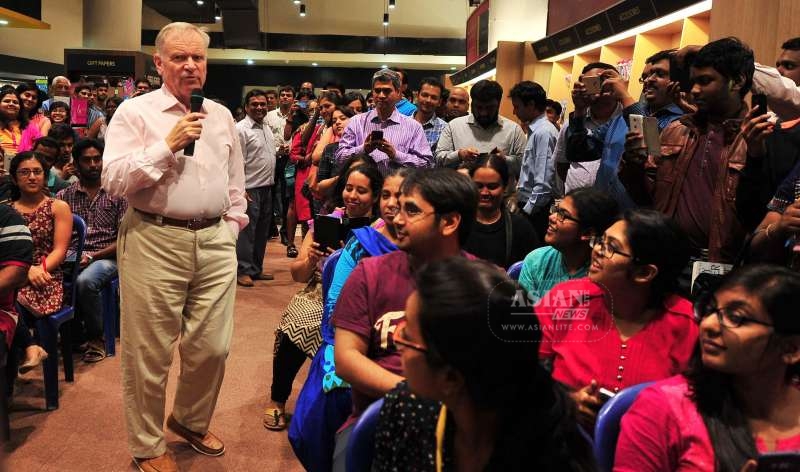 Jeffrey Archer addressing an audience in Bangalore