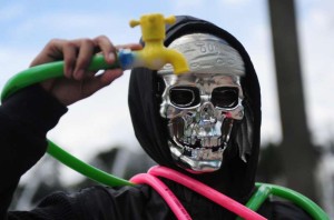 (140322) -- JAKARTA, March 22, 2014 (Xinhua) -- An activist wears a mask to mark the World Water Day in Jakarta, Indonesia, March 22, 2014. According to UNICEF and WHO estimates, Indonesia is one of the 10 countries that are home to almost two-thirds of the global population without access to improved drinking water sources. (Xinhua/Zulkarnain)(bxq)