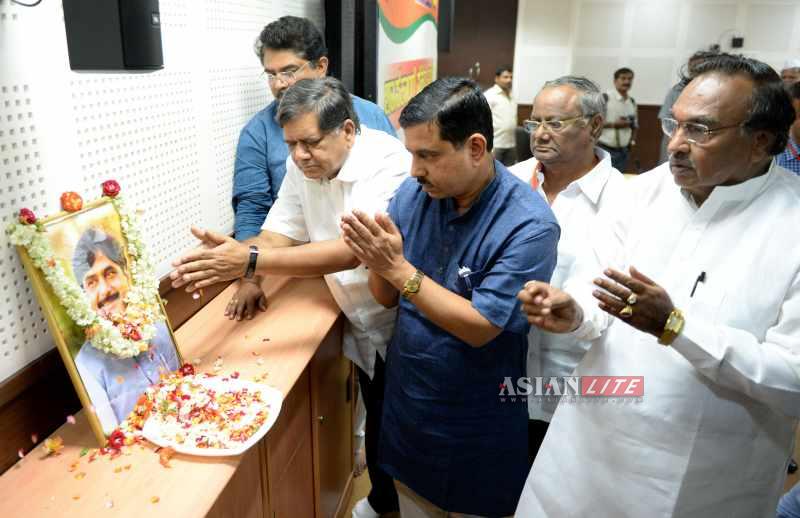 BJP leaders Prahlad Joshi, Jagadish Shettar, R Ashoka, K.S. Eshwarappa and other pay tribute to Union Rural Development Minister Gopinath Munde, who was killed in a road accident in New Delhi early Tuesday, in Bangalore 