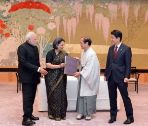 (140830) -- KYOTO, Aug. 30, 2014 (Xinhua) -- Indian Prime Minister Narendra Modi, Indian Ambassador to Japan Deepa Gopalan Wadhwa, Mayor of Kyoto Kadokawa Daisaku and Japanese Prime Minister Shinzo Abe (from L to R) attend a signing ceremony to establish sister city ties between Kyoto and Varanasi in Kyoto, Japan, Aug. 30, 2014. Modi started his five-day official Japan visit with a trip to Kyoto, an ancient capital city in western Japan on Saturday, local press reported. (Xinhua/Ma Ping) (djj)