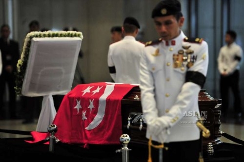 Vigil Guards stand on post around the casket of Singapore's former Prime Minister Lee Kuan Yew in Singapore's Parliament House, March 25, 2015. Singapore's founding Prime Minister Lee Kuan Yew's casket was transferred Wednesday from Sri Temasek, the prime minister's official residence on the Istana grounds, to Parliament House