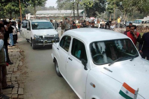 Bihar Chief Minister Jitan Ram Majhi's motorcade enters the residence of JD(U) leader Nitish Kumar in Patna, on Feb 7, 2015. (Photo: IANS)Bihar Chief Minister Jitan Ram Majhi's motorcade enters the residence of JD(U) leader Nitish Kumar in Patna.