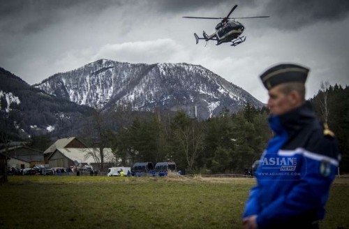 A rescue helicopter sets off to the crash site of Germanwings Airbus A320 plane in the Alps in southern France, March 25, 2015. French gendarmes late Tuesday found one of the two black boxes of the German passenger plane that crashed in southern France with 150 people on board, while a joint international probe into the cause of the accident is under way.