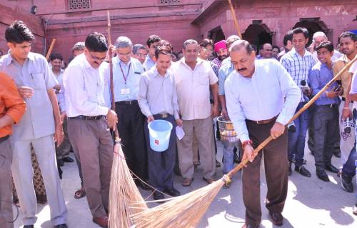 Union MoS for Science and Technology (Independent Charge), Earth Sciences (Independent Charge), Prime Minister Office, Personnel, Public Grievances & Pensions, Department of Atomic Energy and Department of Space, Dr. Jitendra Singh initiates `Swachh Bharat' campaign in the North Block premises, in New Delhi.