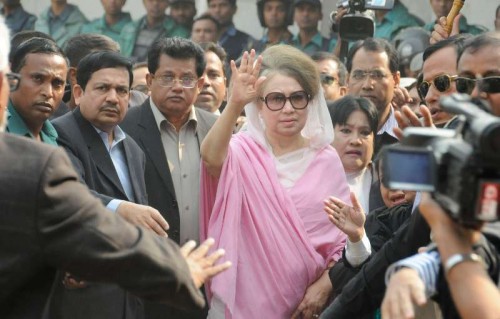 Former Bangladeshi prime minister Khaleda Zia arrives for a court hearing in two graft cases in Dhaka, Bangladesh, Dec. 24, 2014. Bangladesh police Wednesday used tear gas and rubber bullets against opposition men as they locked in sporadic clashes outside a makeshift court in old part of capital Dhaka where ex-Prime Minister Khaleda Zia appeared for hearing in two graft cases. 