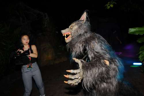  A participant experiences the Halloween Horror Nights at Universal Studios Singapore on Sept. 30, 2014. Universal Studios Singapore held a media preview of the Halloween Horror Nights on Tuesday. (Xinhua/Then Chih Wey)