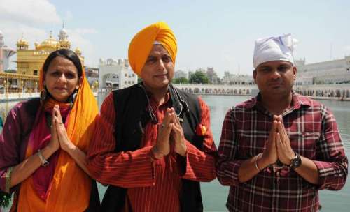 Congress leader Shashi Tharoor pays obeisance at the Golden Temple in Amritsar on Sept 9, 2014. (Photo: IANS)